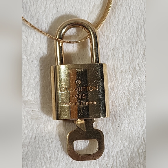 Louis Vuitton Lock & Key #305 with 18k gold plated chain. Hairline scratches - Picture 3 of 4